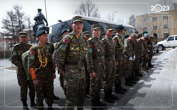 Цэргийн албаа нэр төртэй хаасан залуучуудаа угтан авлаа